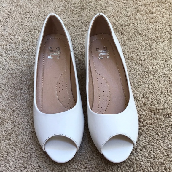 JG Shoes - JG SZ 5.5 white open toe shoes.